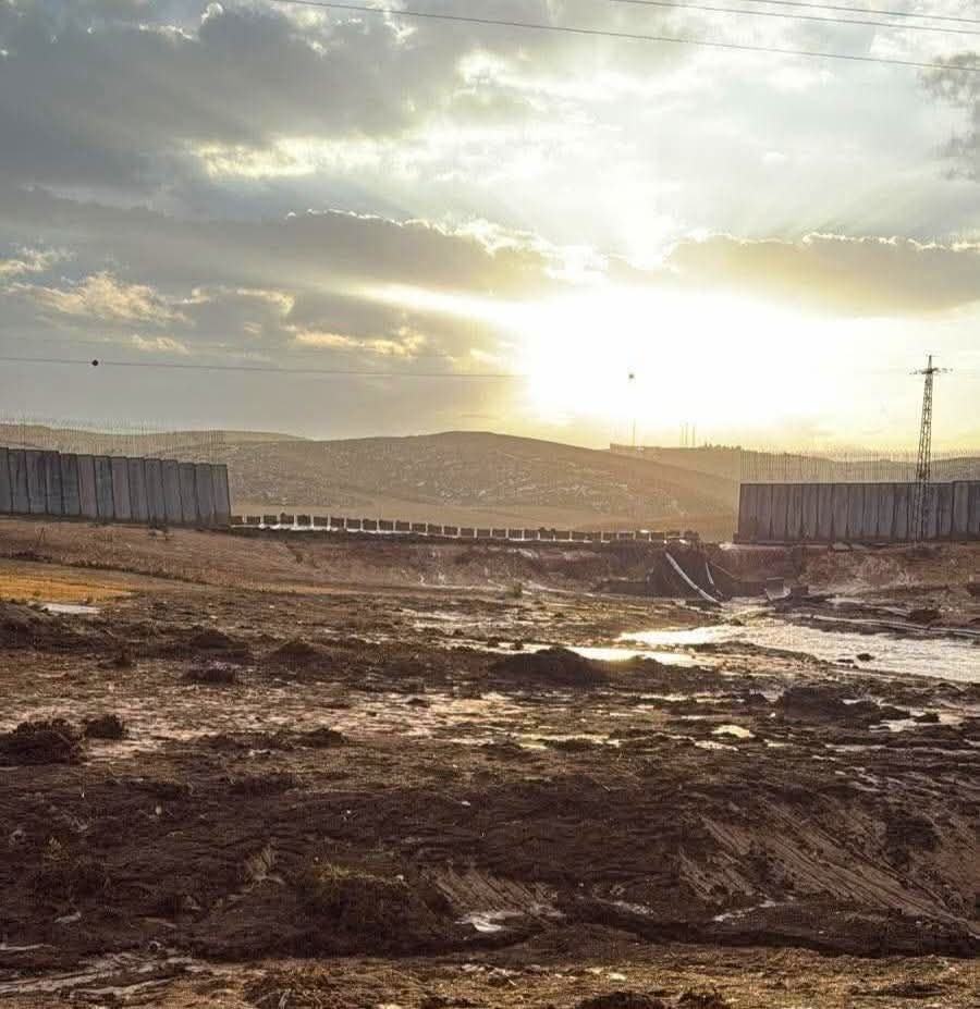 الأمطار تُسقط جزءاً من جدار الفصل العنصري