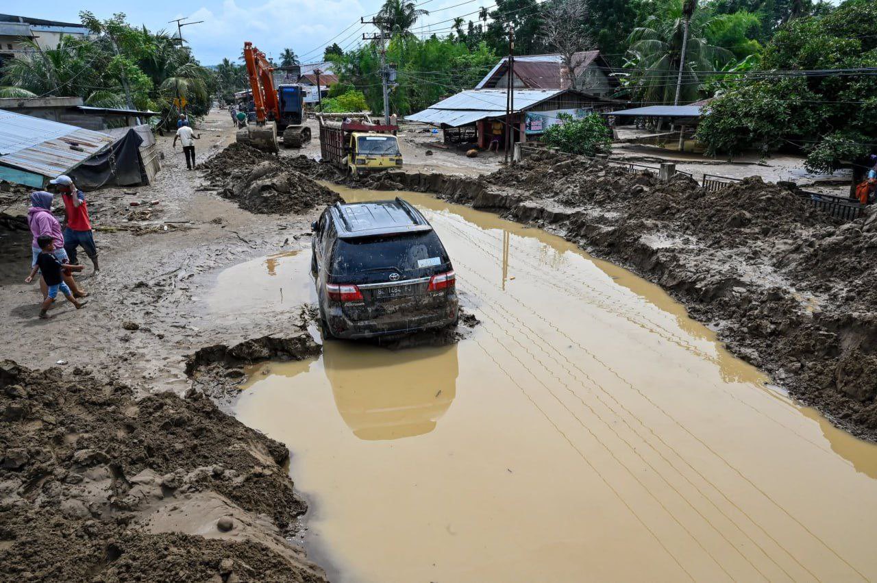 فيضانات عارمة تجتاح أندونيسيا وتخلف 174 قتيلا 