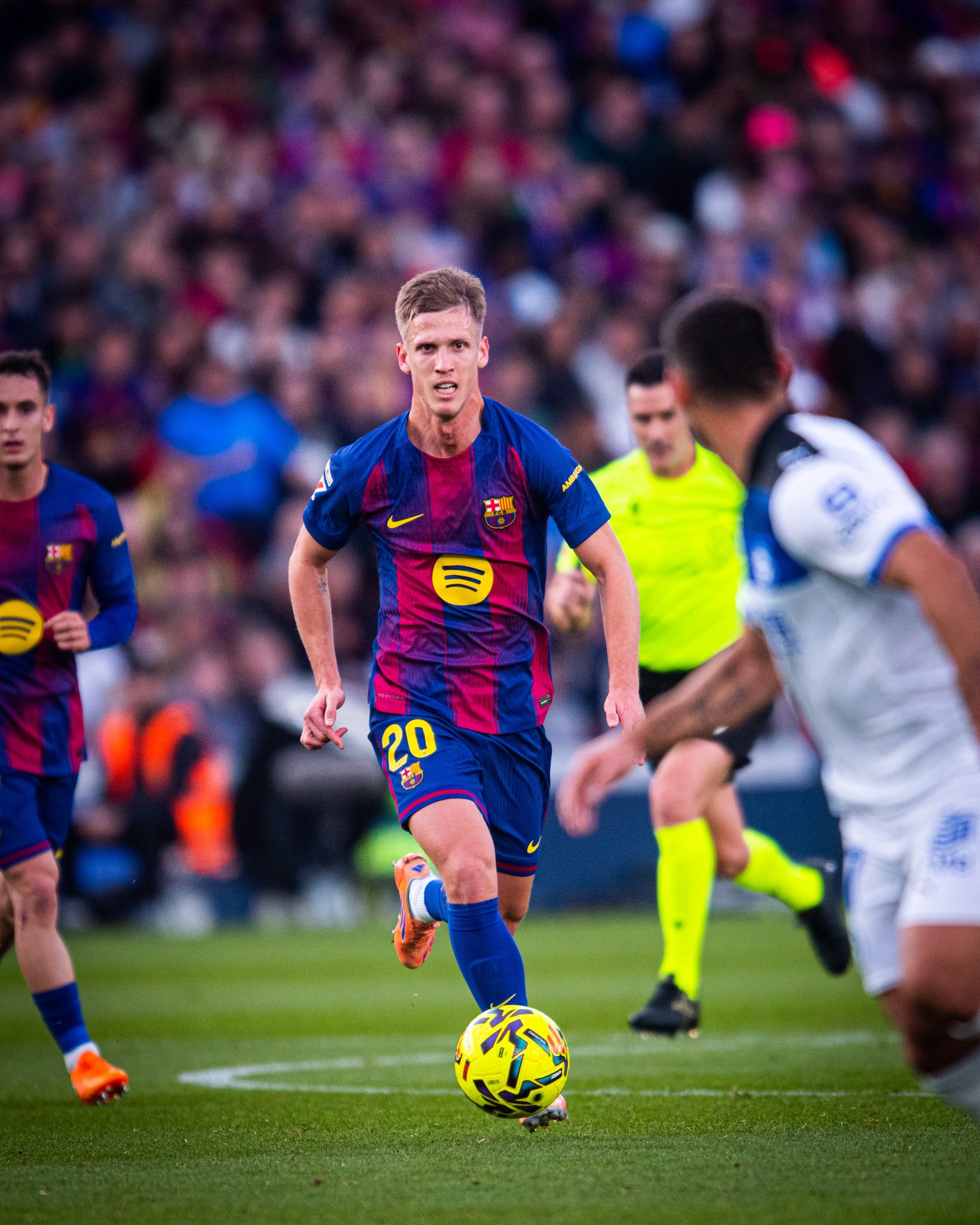 برشلونة زعيم الكرة الإسبانية 