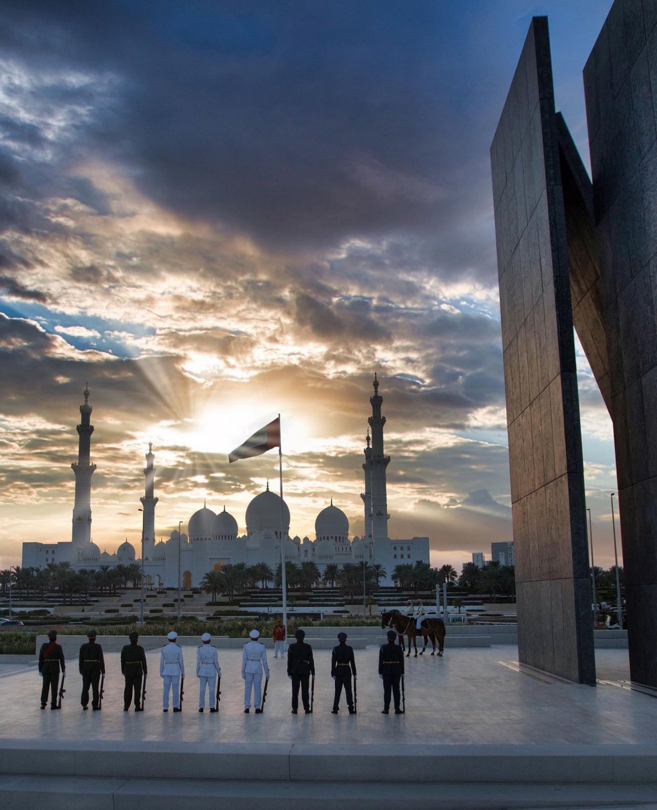  محمد بن زايد : ‏يوم الشهيد… حكاية فخر ومجد أمة