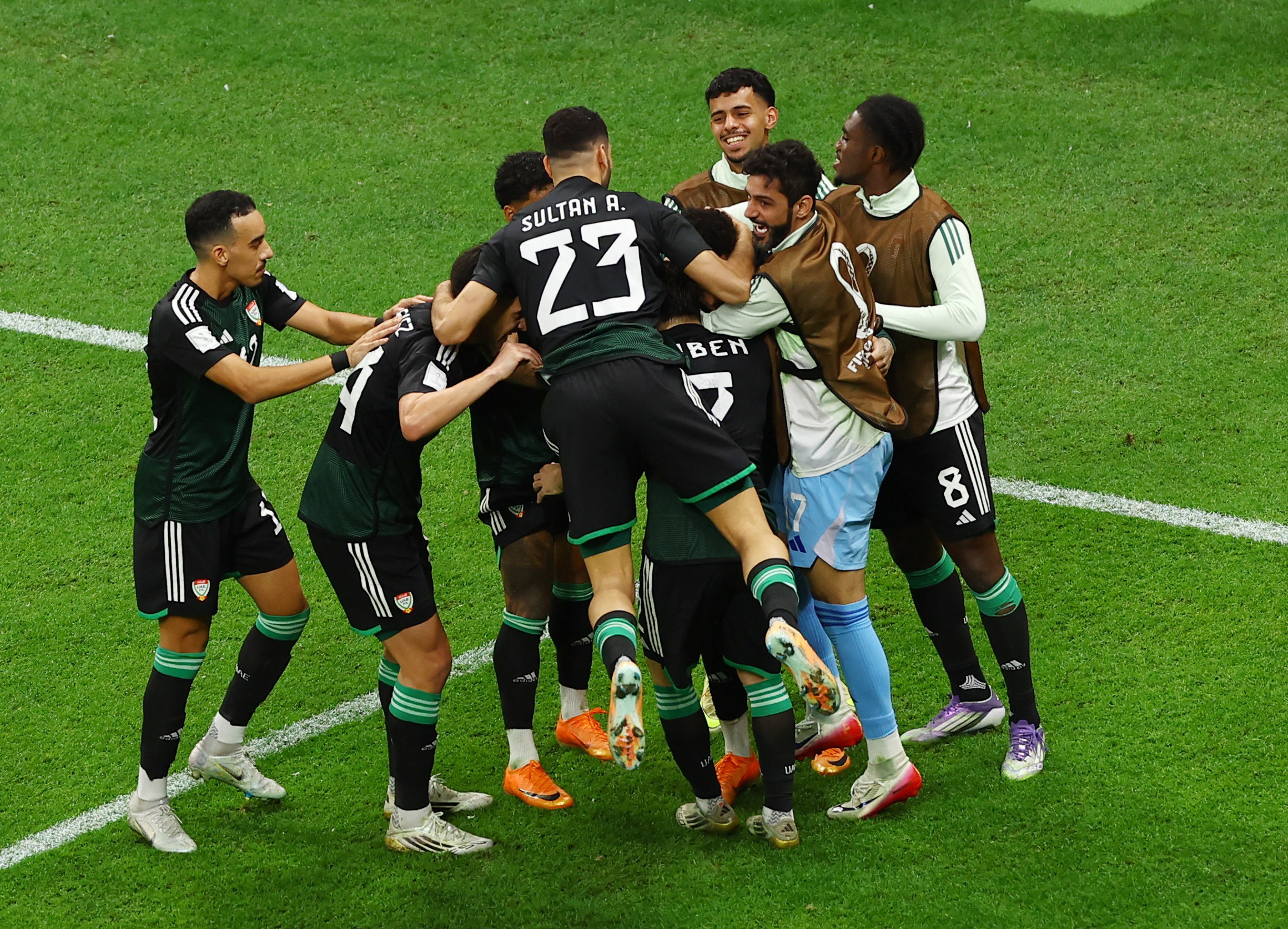 الإمارات تحقق مفاجأة وتطيح بحامل اللقب الجزائر وتضرب موعدا ناريا مع أسود الأطلس في المربع الذهبي 