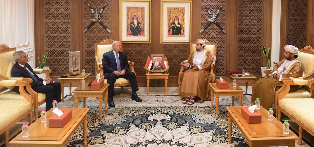 ما الجدوى الاقتصادية للربط البحري بين ميناء العين السخنة وميناء صحار العماني؟ 